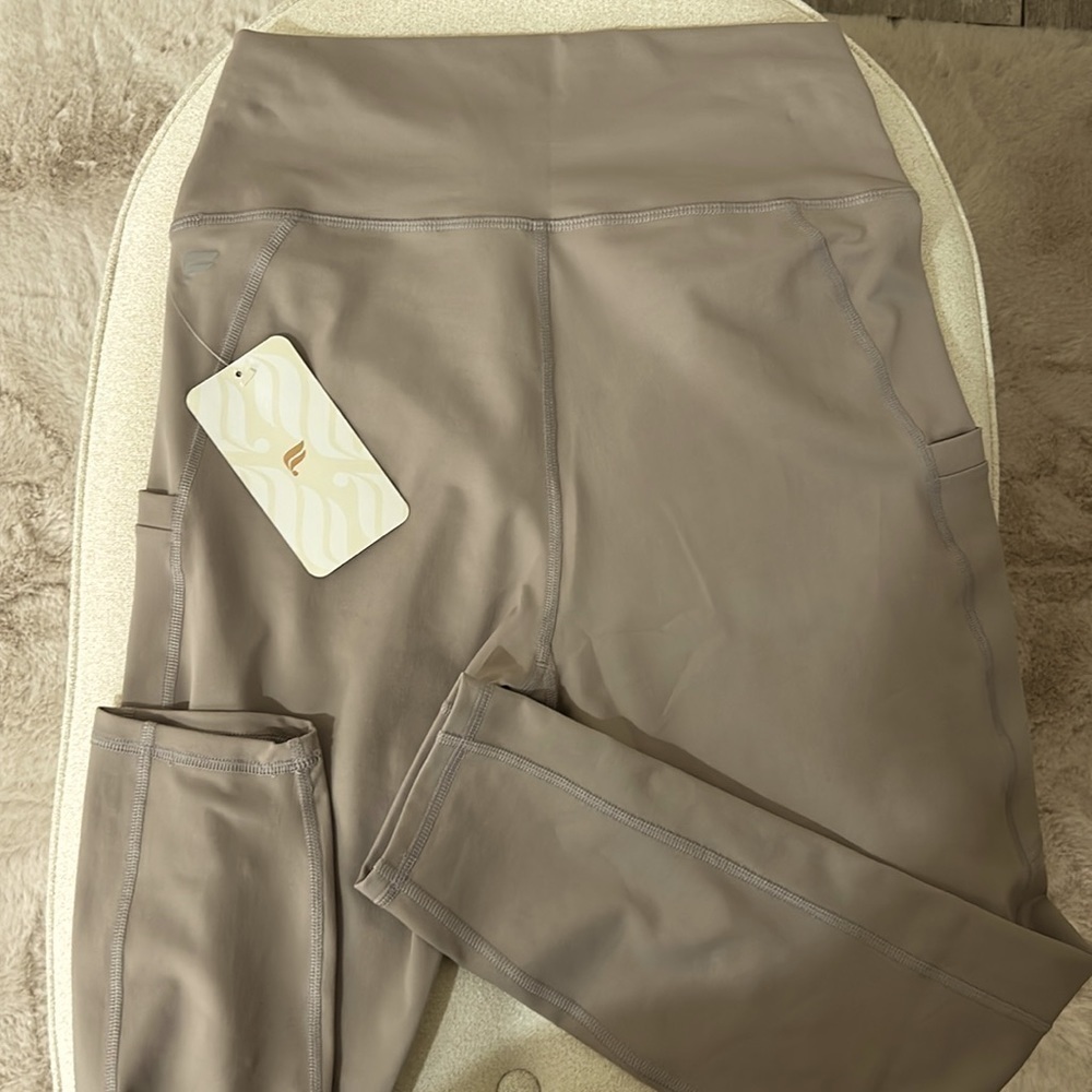 NWT Fabletics 7/8 Leggings High Waisted, Side Pockets, Taupe, Large - Picture 3 of 8